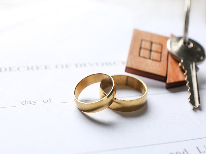 家事婚姻-離婚夫妻請求剩餘財產分配勝訴，被告應給付209萬